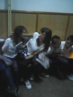ce faine`s   :nebun: 

si eu o intrb  :  flory  esti bn ?? mai pleci sau mori aici cu mn ? :rotfl: