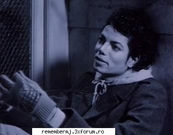 recunsoc, arata la 20-30 de ani(si in they don`t care about us) :nebun: infatisare